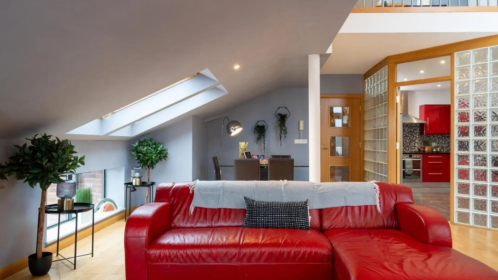 Luxury 5-Bed Penthouse With Free Parking & Views Apartment Belfast
