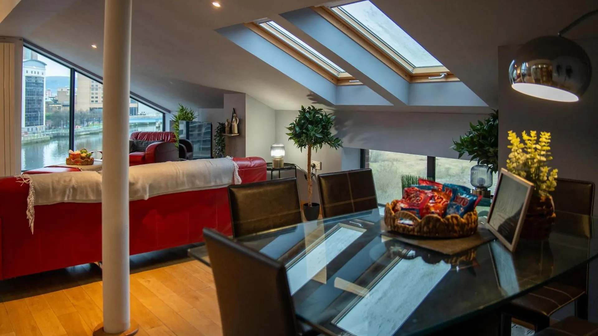 Luxury 5-Bed Penthouse With Free Parking & Views Apartment Belfast