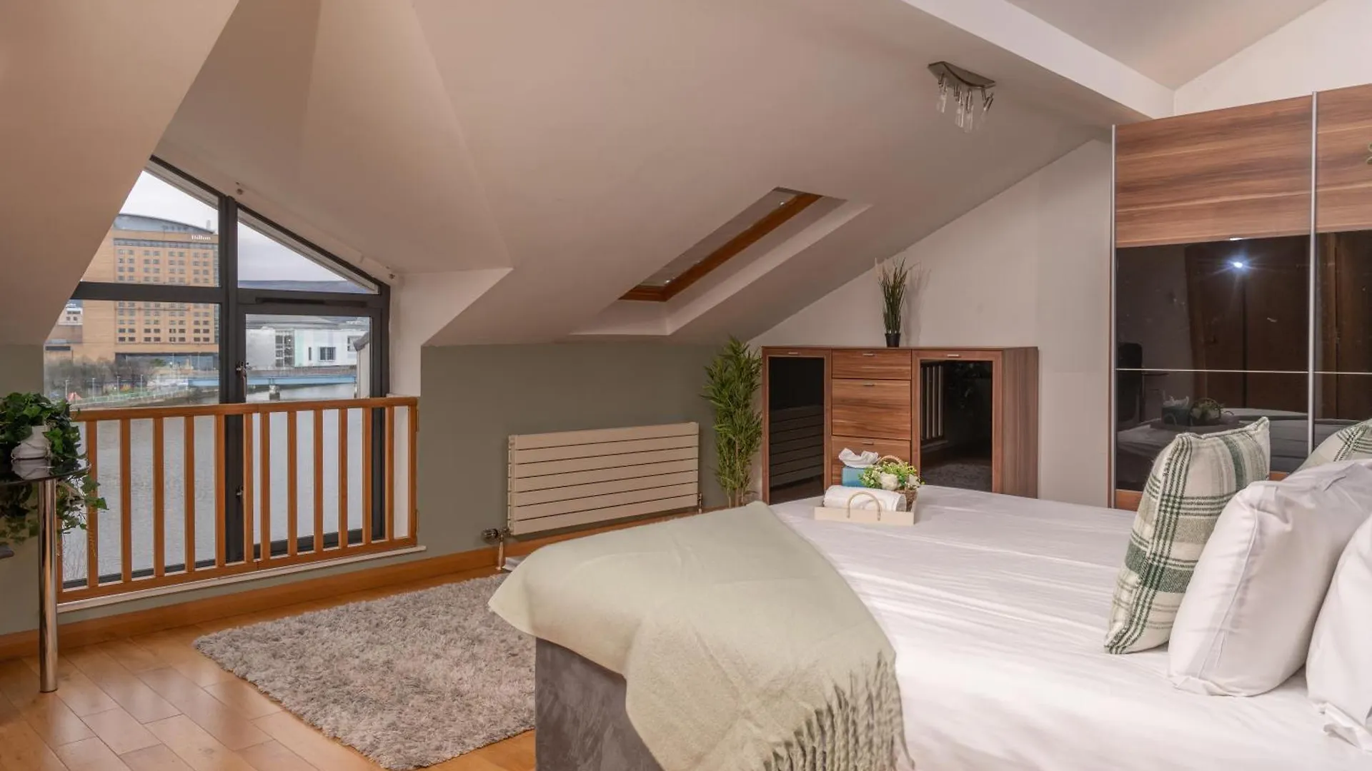 Luxury 5-Bed Penthouse With Free Parking & Views Apartment Belfast
