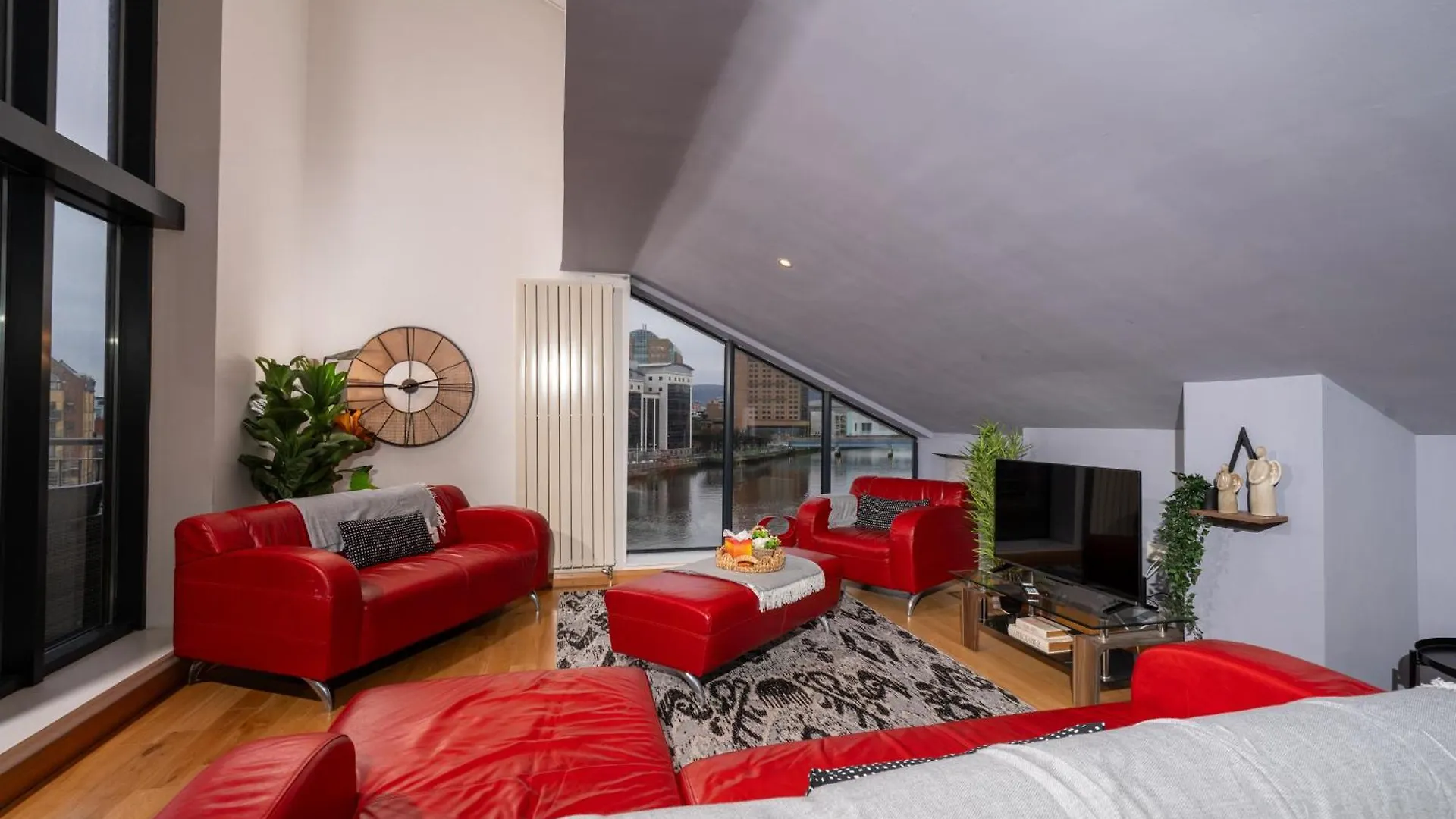 Luxury 5-Bed Penthouse With Free Parking & Views contacts