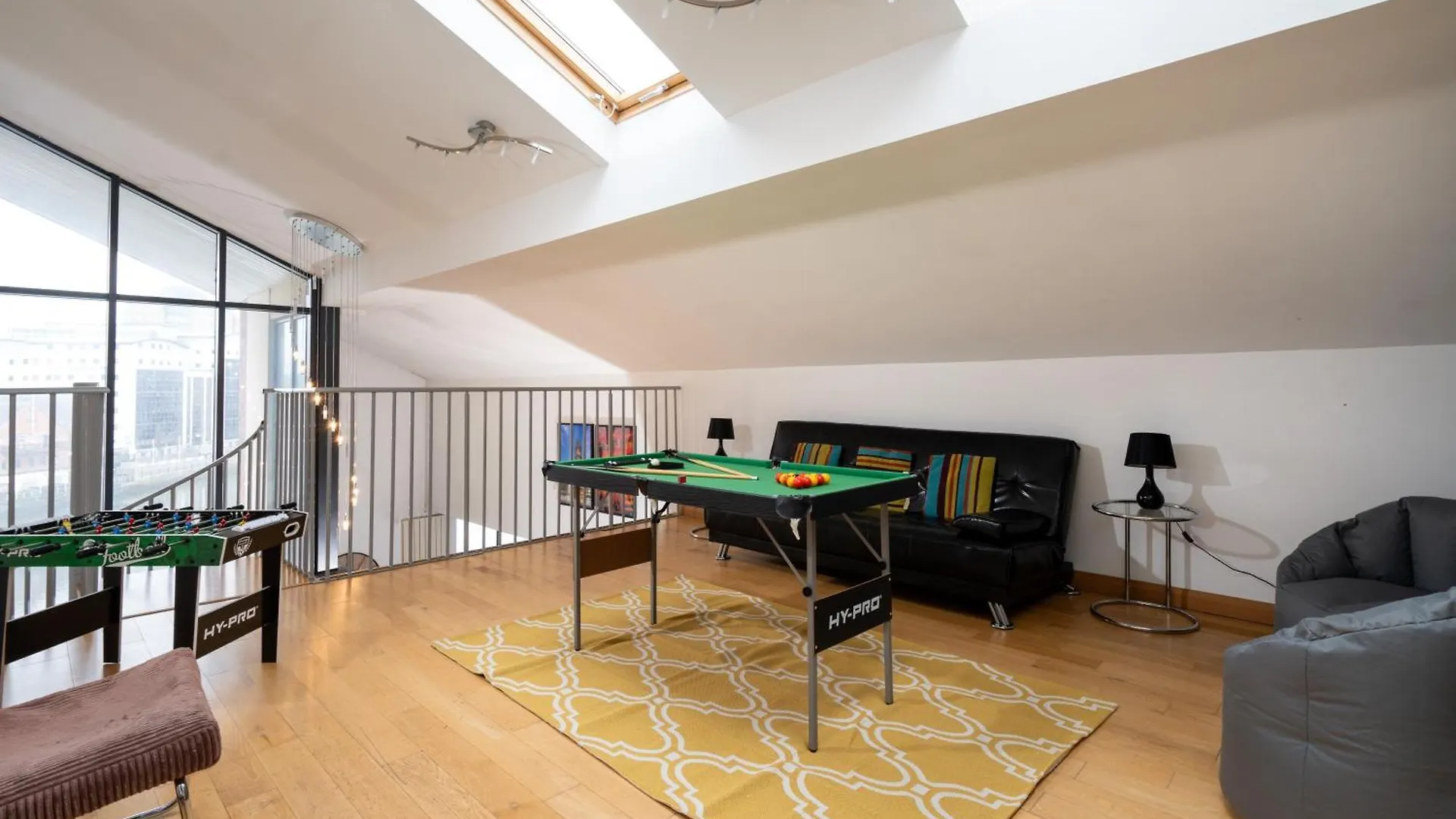 Luxury 5-Bed Penthouse With Free Parking & Views Apartment Belfast