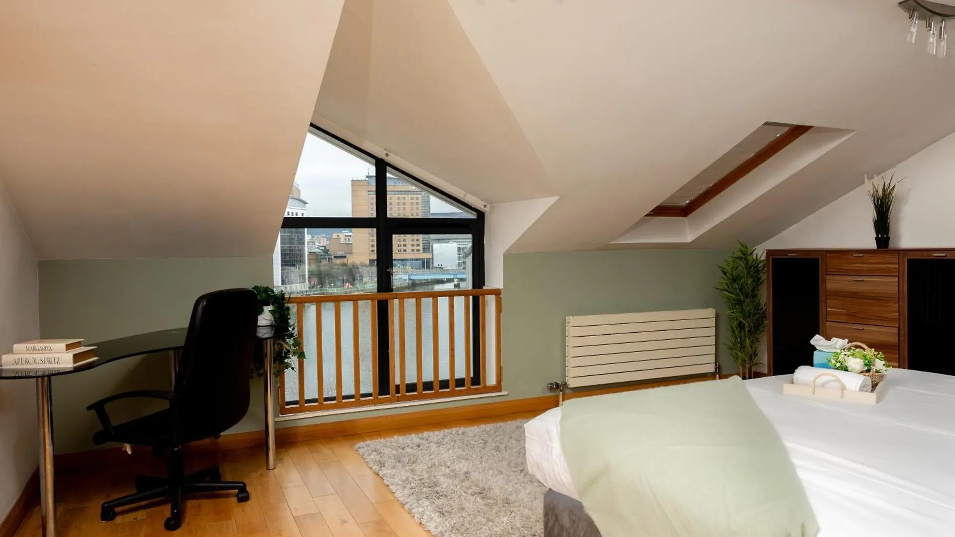 Luxury 5-Bed Penthouse With Free Parking & Views Apartment Belfast